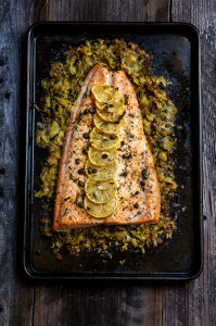 Baked salmon with creamy leeks | www.viktoriastable.com
