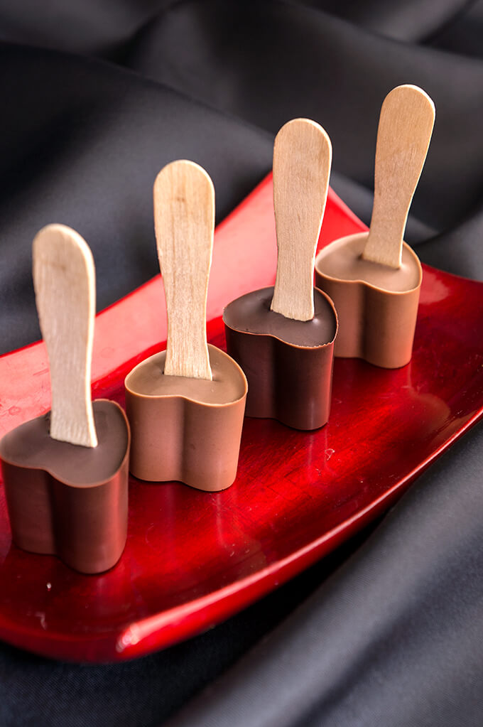 Rich and creamy Viennese hot chocolate with homemade melting hearts hot chocolate spoons - start your Valentine's day with this decadent treat! | www.viktoriastable.com