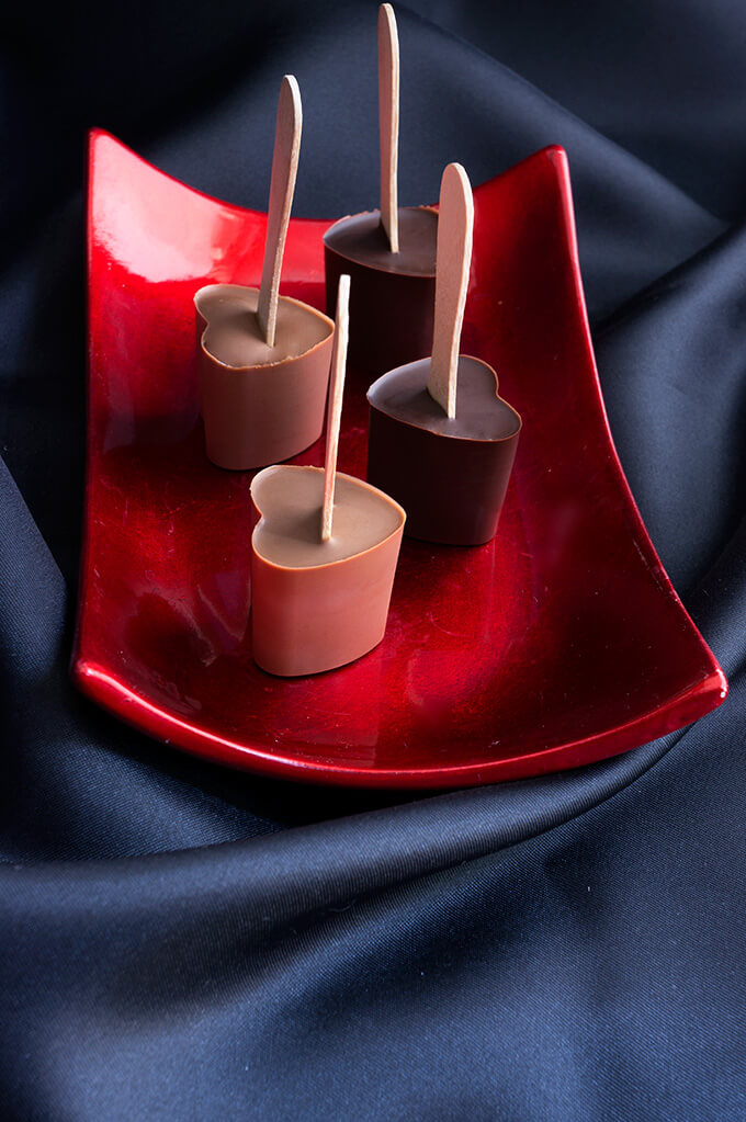 Rich and creamy Viennese hot chocolate with homemade melting hearts hot chocolate spoons - start your Valentine's day with this decadent treat! | www.viktoriastable.com