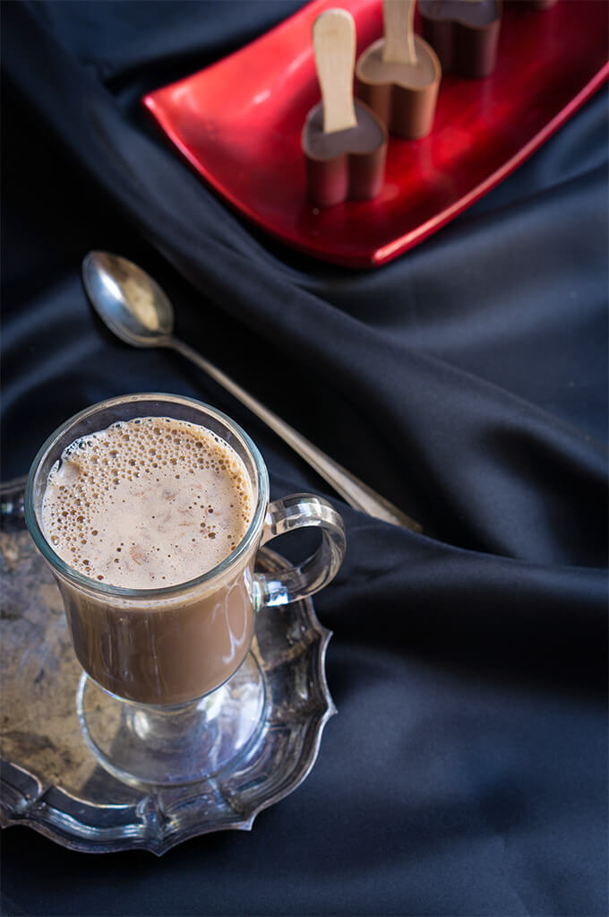 Rich and creamy Viennese hot chocolate with homemade melting hearts hot chocolate spoons - start your Valentine's day with this decadent treat! | www.viktoriastable.com