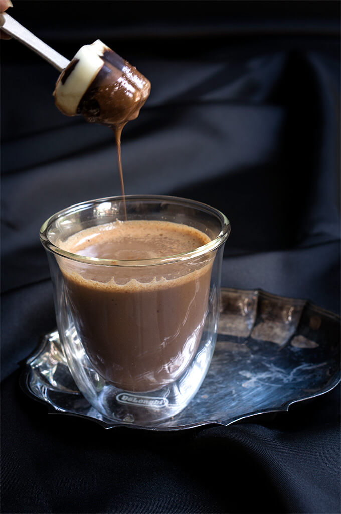 Rich and creamy Viennese hot chocolate with homemade melting hearts hot chocolate spoons - start your Valentine's day with this decadent treat! | www.viktoriastable.com