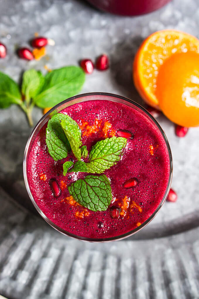Pomegranate beet citrus smoothie - loaded with antioxidants, and vitamins, spiced with mint and ginger, this smoothie is as refreshing, as it is detoxifying and immune boosting. | www.viktoriastable.com