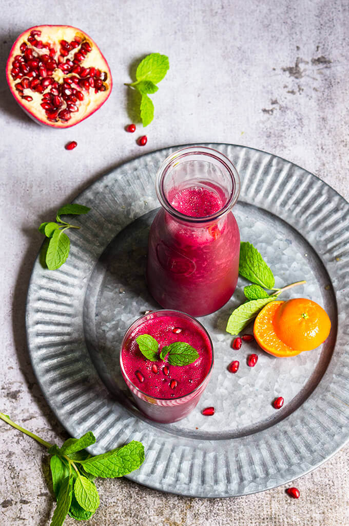 Pomegranate beet citrus smoothie - loaded with antioxidants, and vitamins, spiced with mint and ginger, this smoothie is as refreshing, as it is detoxifying and immune boosting. | www.viktoriastable.com