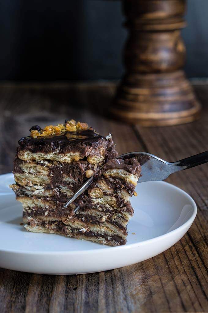 No-bake vanilla chocolate cake - delicious, elegant and super easy to make, with layers of tea biscuits, chocolate pastry cream, and candied hazelnuts for extra flavor and decoration. | www.viktoriastable.com