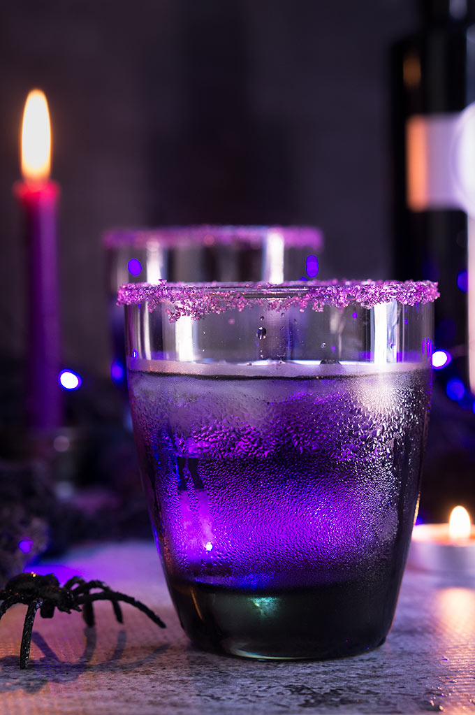 Purple Moscow mule - floral aroma, spicy fruit flavors, and a whimsical purple color, make this drink the ideal Halloween cocktail. | www.viktoriastable.com