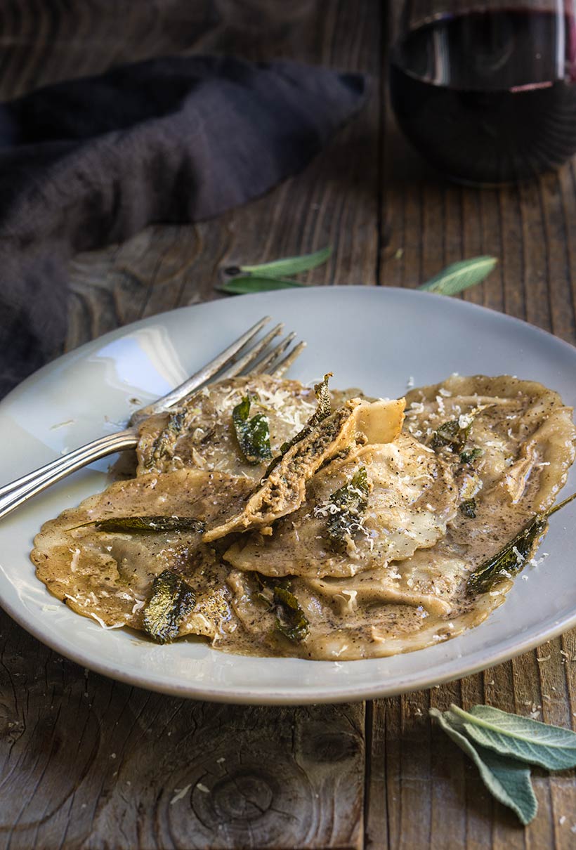 Mushroom pesto ravioli | www.viktoriastable.com