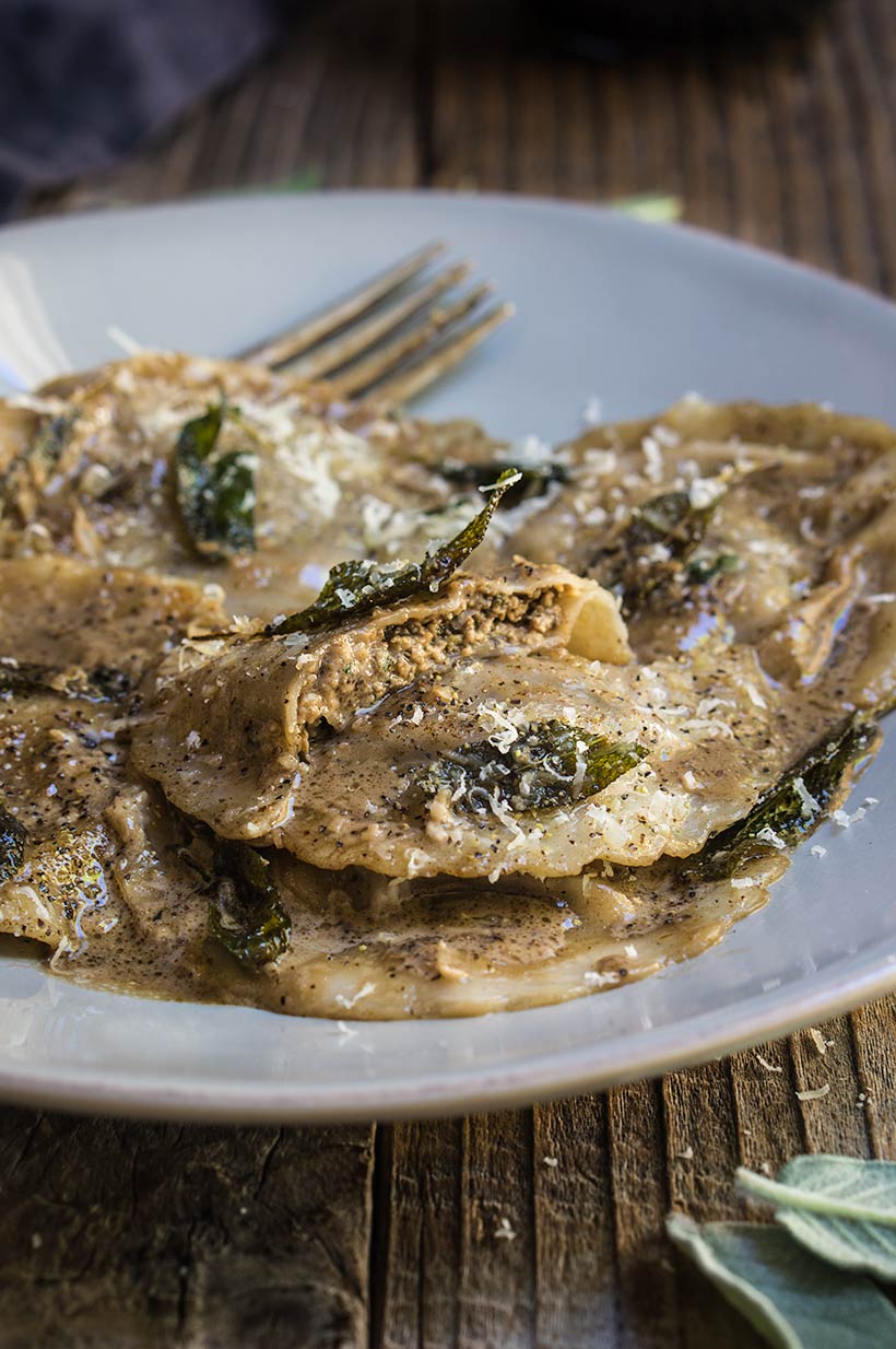 Mushroom pesto ravioli | www.viktoriastable.com
